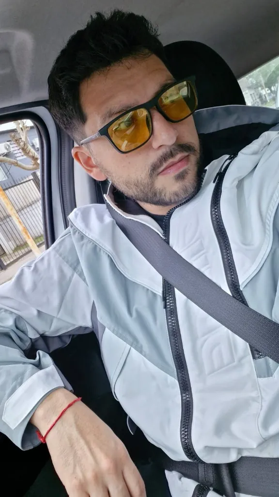 Anteojos de sol con lentes ámbar, puestos en el auto
