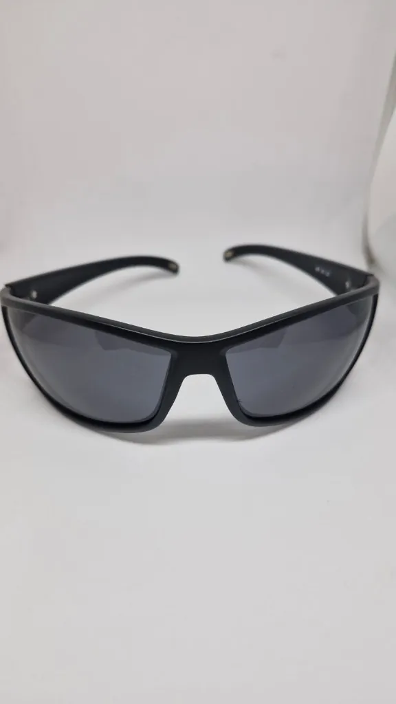 Anteojos de sol deportivos, negros, con lentes envolventes