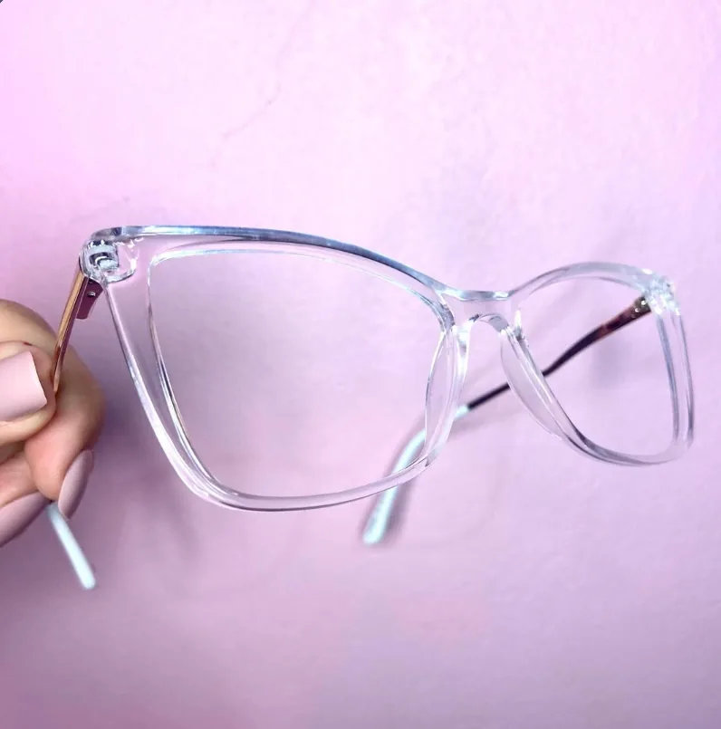 Armazón transparente con forma de ojito, sobre fondo rosa